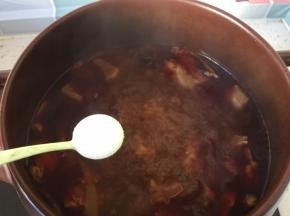 炖1.5小时后放入适量食盐，再炖半小时即可
