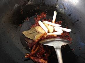 放入香料和葱姜炒匀