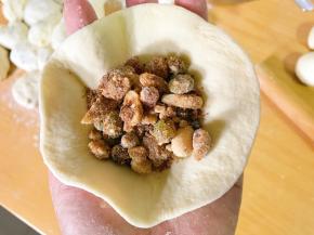 中间放上馅料。