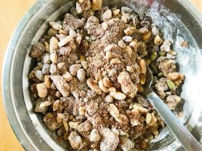 拌好的伍仁红糖馅。