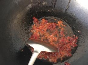 热锅热油放入豆瓣酱小火翻炒出红油和香味
