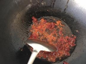 热锅热油放入豆瓣酱小火翻炒出红油和香味