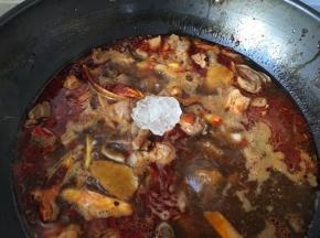 倒入没过牛腩的热水，放入冰糖烧开，水药多一些，因为还要拌面