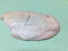 首先鸡翅洗干净后，在鸡背上划两刀，这样有利于去血水，腌制也更入味