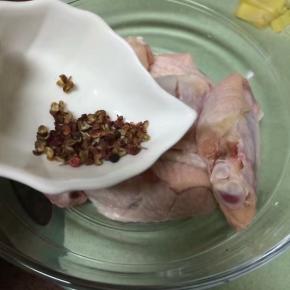 浸泡两小时以上的鸡翅放入盆里，倒入花椒1g左右