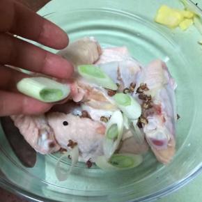 切点葱花放入鸡翅盆中