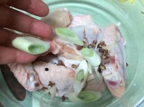 切点葱花放入鸡翅盆中