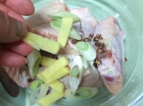 放入几块姜片