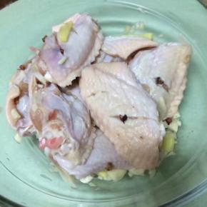 料酒5g，戴上一次性手套抓匀后，用保鲜膜覆盖住盆口，放入冰箱冷藏腌制6小时以上