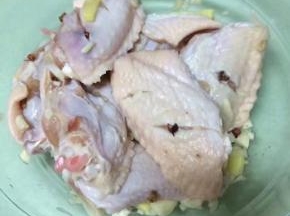 料酒5g，戴上一次性手套抓匀后，用保鲜膜覆盖住盆口，放入冰箱冷藏腌制6小时以上