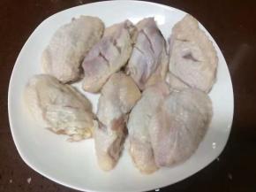 取出腌制好的鸡翅，把调料挑出来扔掉不要