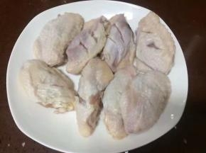 取出腌制好的鸡翅，把调料挑出来扔掉不要
