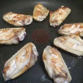 一面煎两分钟后再翻面，中间每隔两分钟左右翻面继续煎，煎至两面金黄