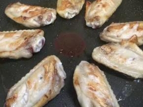 一面煎两分钟后再翻面，中间每隔两分钟左右翻面继续煎，煎至两面金黄