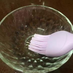 取一碗倒入蜂蜜，兑少许水成蜂蜜水