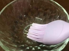 取一碗倒入蜂蜜，兑少许水成蜂蜜水