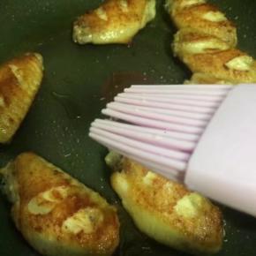 鸡翅煎至16分钟时，两面刷一层蜂蜜煎至两分钟