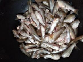 小鱼处理干净，这里吧鱼头全去了