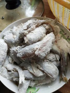 全部沾上面粉入盘