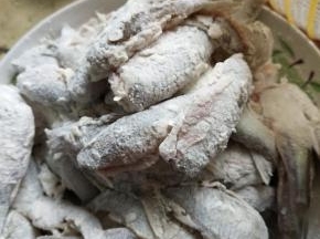全部沾上面粉入盘