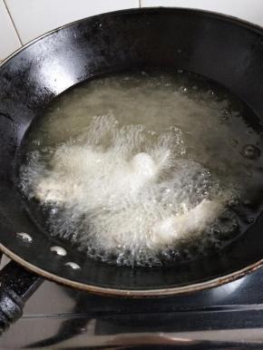 锅里入油烧到七成热入小鱼