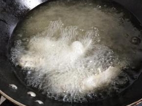 锅里入油烧到七成热入小鱼