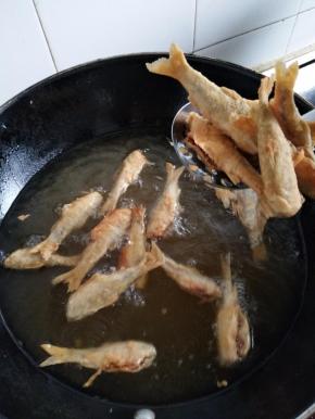 中间注意反面两面金黄即可