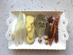 葱切段，姜切片，香料准备好