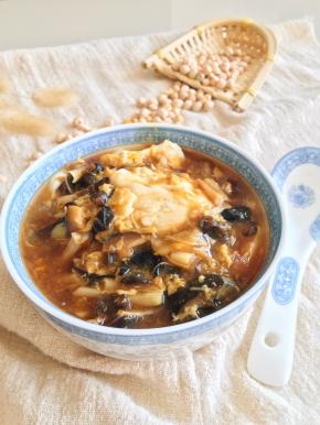 舀出豆花，浇上炒制好的卤子，一碗道地的北方豆腐脑就做好了