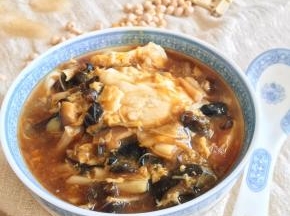 舀出豆花，浇上炒制好的卤子，一碗道地的北方豆腐脑就做好了