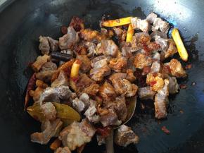 倒入牛腩翻炒均匀