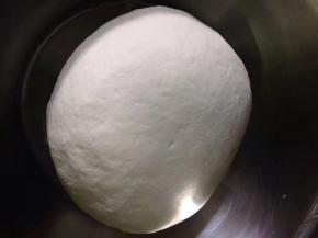 揉成光滑的面团。尽量揉到光滑，此步骤很重要。