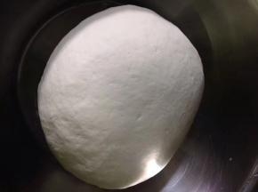 揉成光滑的面团。尽量揉到光滑，此步骤很重要。