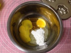 将细砂糖加入鸡蛋中