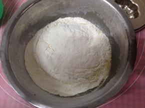 将低筋面粉和泡打粉过筛到蛋糊中