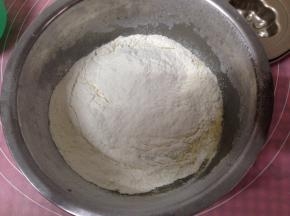 将低筋面粉和泡打粉过筛到蛋糊中