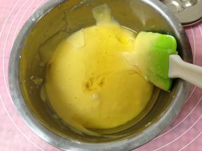 加入食用油翻拌均匀