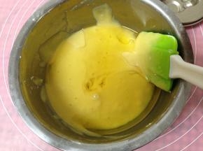 加入食用油翻拌均匀