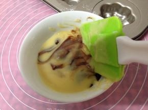 取少许面糊和巧克力拌匀