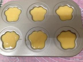 再将原味均匀的挤入模具内约9分满（提前预热烤箱，上下火180度