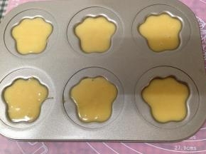 再将原味均匀的挤入模具内约9分满（提前预热烤箱，上下火180度