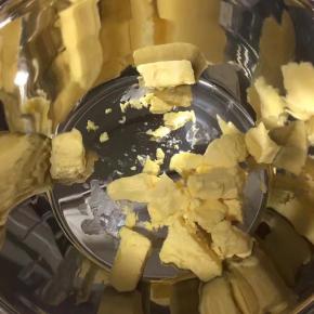 室温下软化无盐黄油135g，软化到手指戳下去软软的就可以了