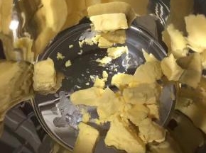 室温下软化无盐黄油135g，软化到手指戳下去软软的就可以了