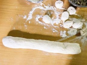 揉光排气，搓成长条，揪成均匀的小剂子。