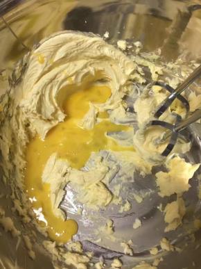 鸡蛋液分两次加入，每一次搅打均匀后再加入第二次蛋液搅打均匀，黄油随着搅打变成乳黄色