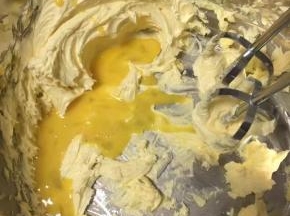 鸡蛋液分两次加入，每一次搅打均匀后再加入第二次蛋液搅打均匀，黄油随着搅打变成乳黄色
