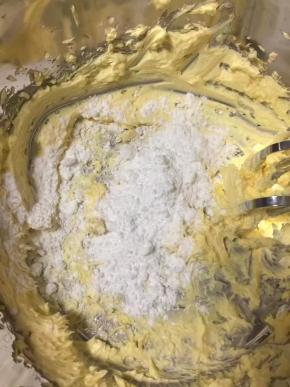 黄油软化后加入白糖或者糖粉30g电动打蛋器搅打均匀