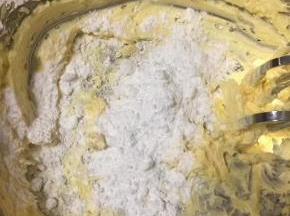 黄油软化后加入白糖或者糖粉30g电动打蛋器搅打均匀