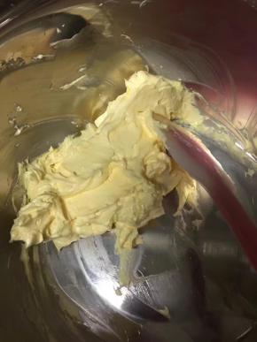 搅打均匀后的黄油状态