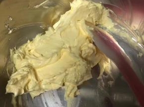 搅打均匀后的黄油状态